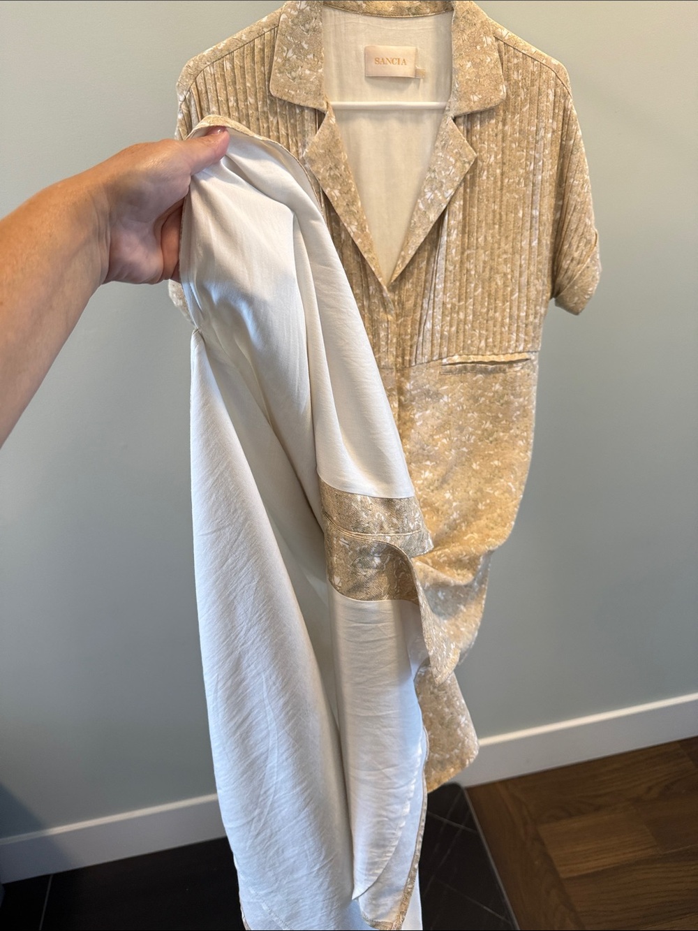 Sancia Ladies dress with stunning details for a minimal sophistication. - Picture 10 of 11